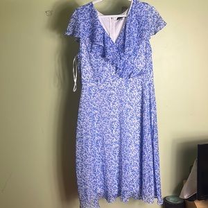Blue and white floral sleeveless Tommy Hilfiger midi dress in size 14 💙🦋